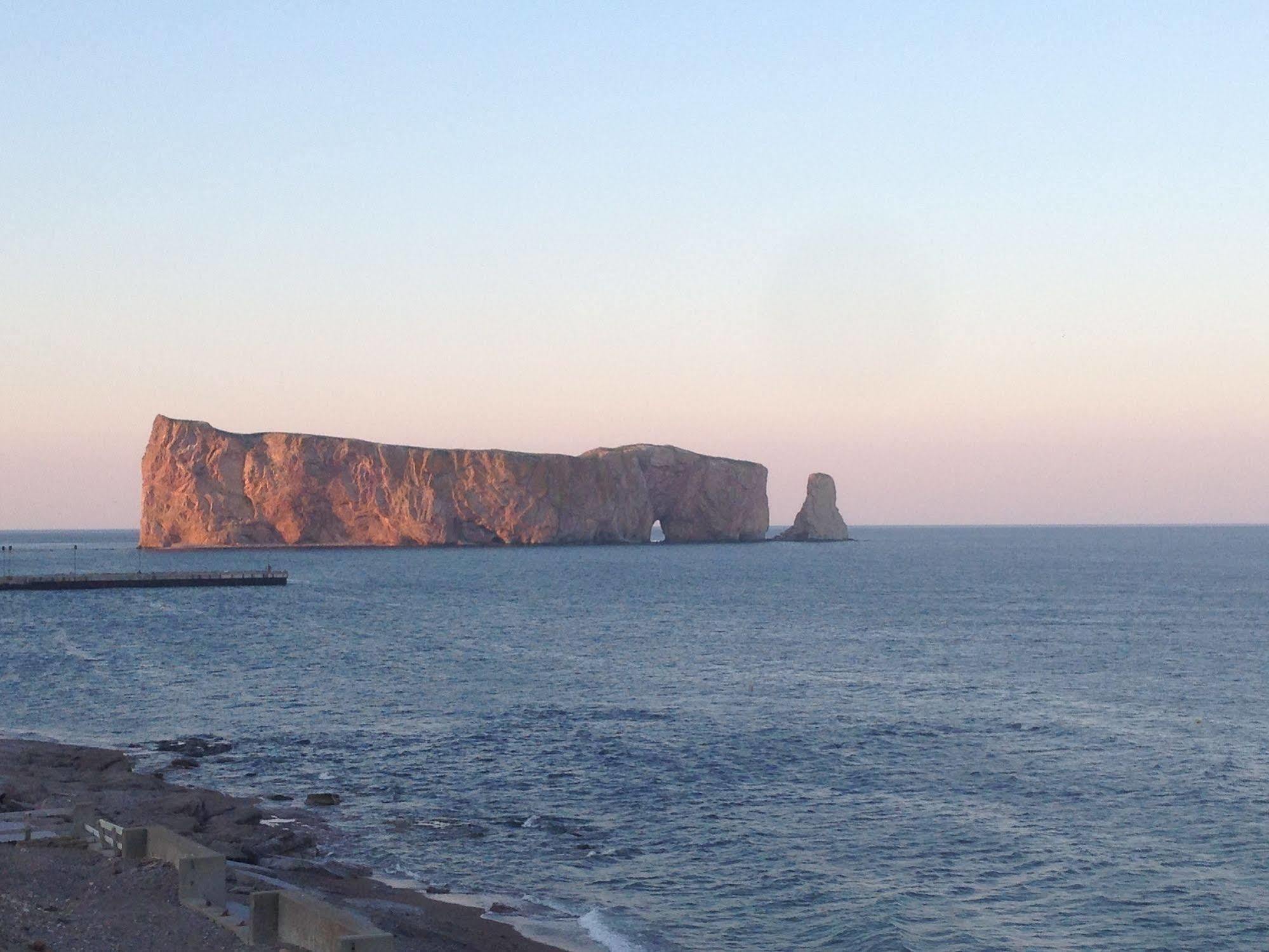 Hotel Les Trois Soeurs Percé Exterior foto